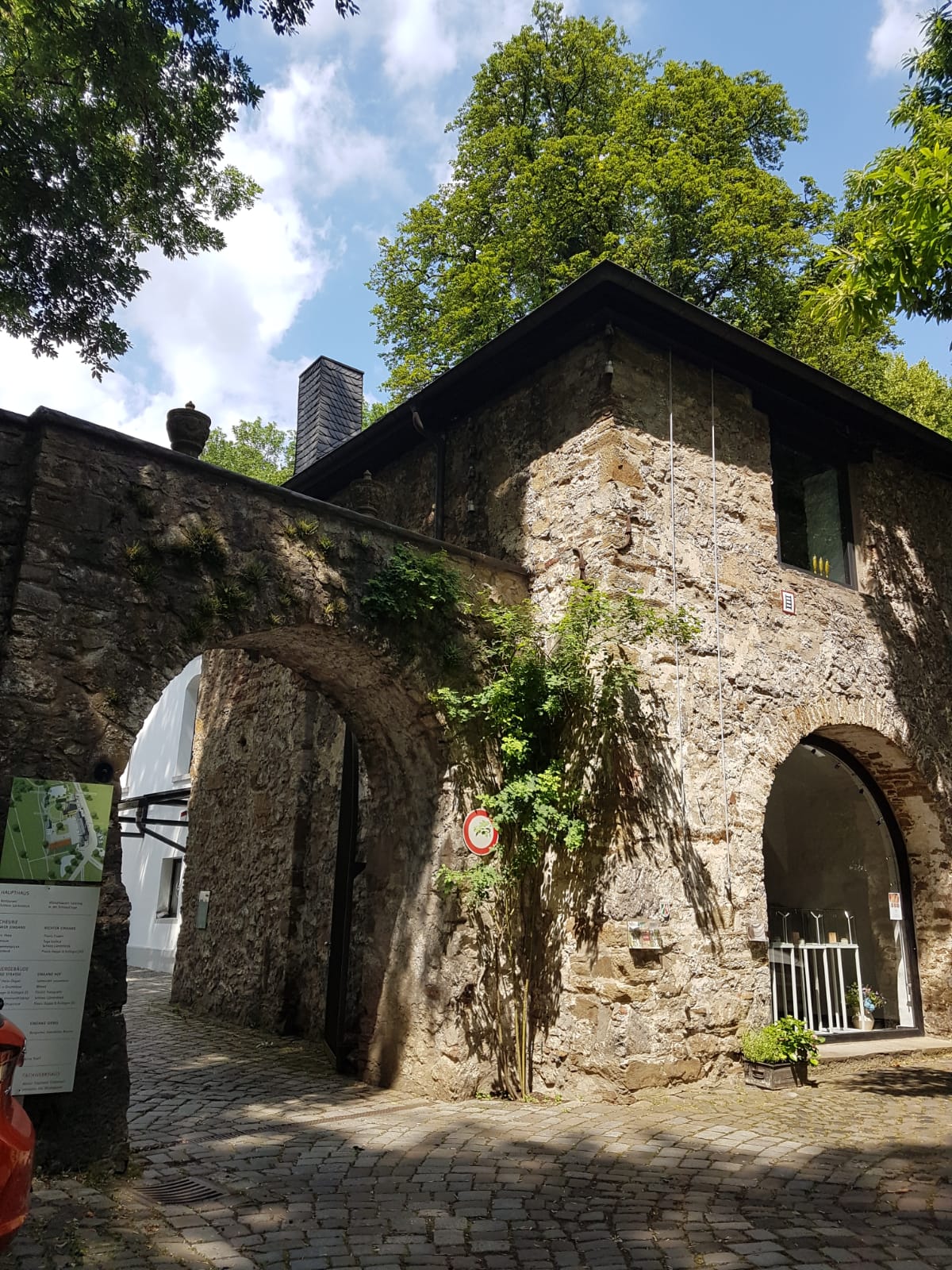 Bir Orta Çağ Kalesi: Schloss Lüntenbeck